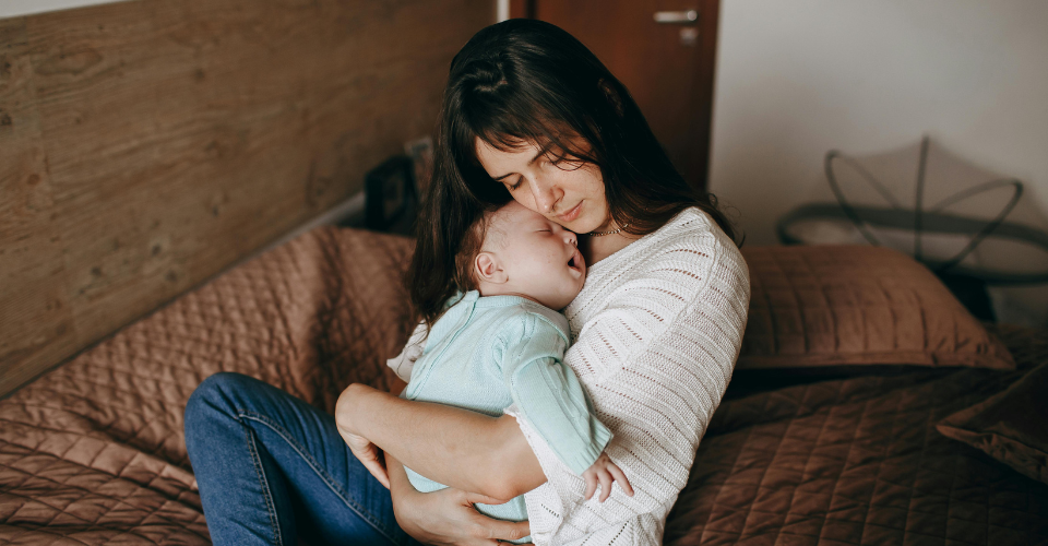 Emotionele verandering na baby hoe moeder worden jou verandert van binnen Moeder met baby in haar armen – liefdevolle verbinding tijdens eerste levensfase