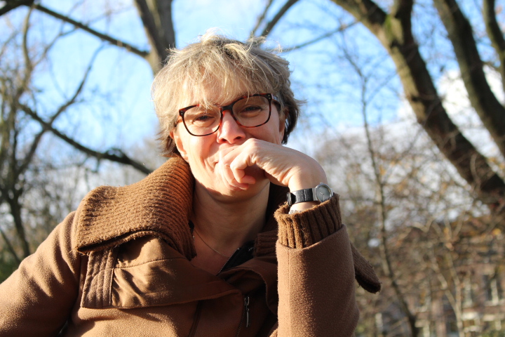Annet met hand voor de mond